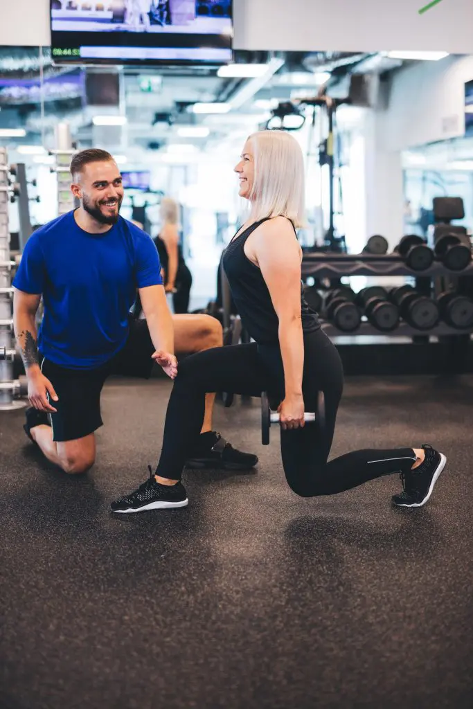 woman performing a split squat with her sports training 