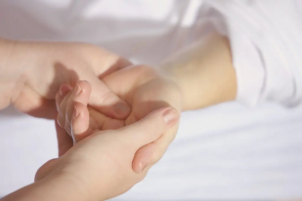 Woman with hand pain receives treatment - Hand and Wrist Pain Treatment in Knoxville | KSS