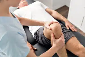 patient for leg pain diagnosis with therapist