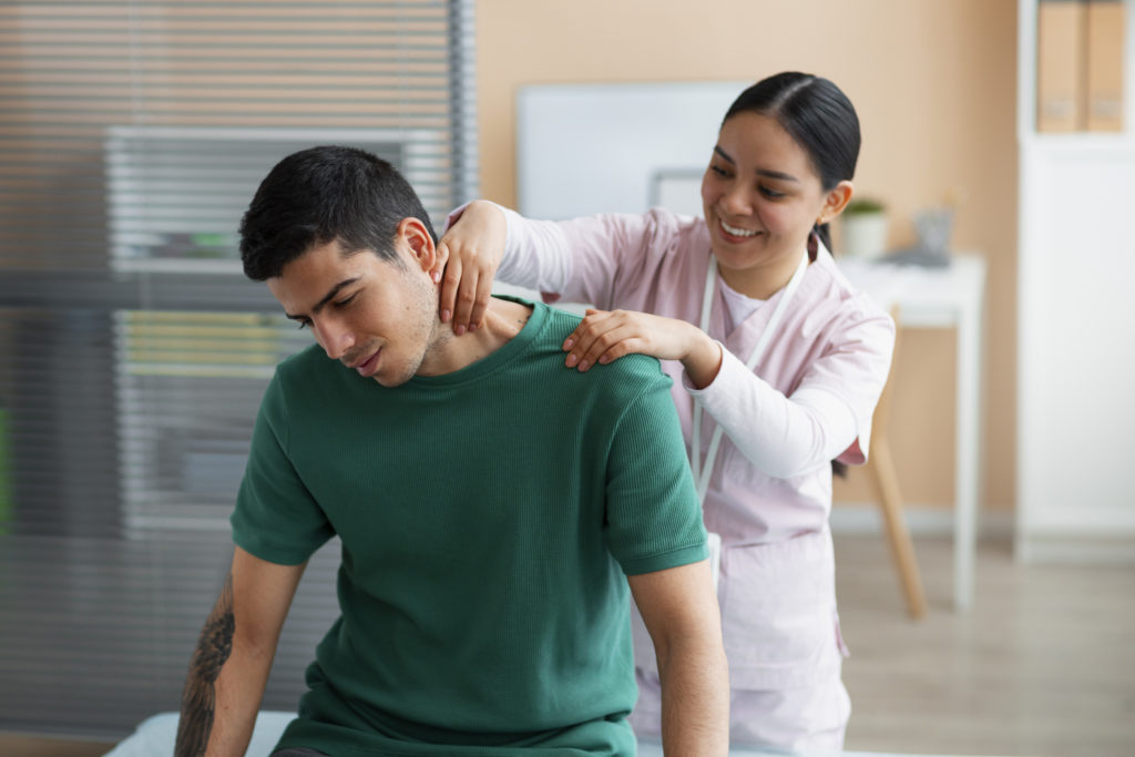 doctor helping patient with Symptoms of Bursitis